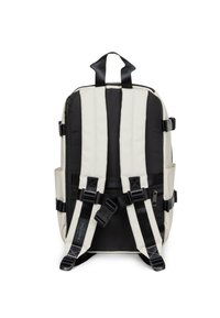 Tylny widok czarno-białego plecaka z wyściełanymi szelkami, klamrą na klatkę piersiową, bocznymi kieszeniami i uchwytem do przenoszenia u góry.