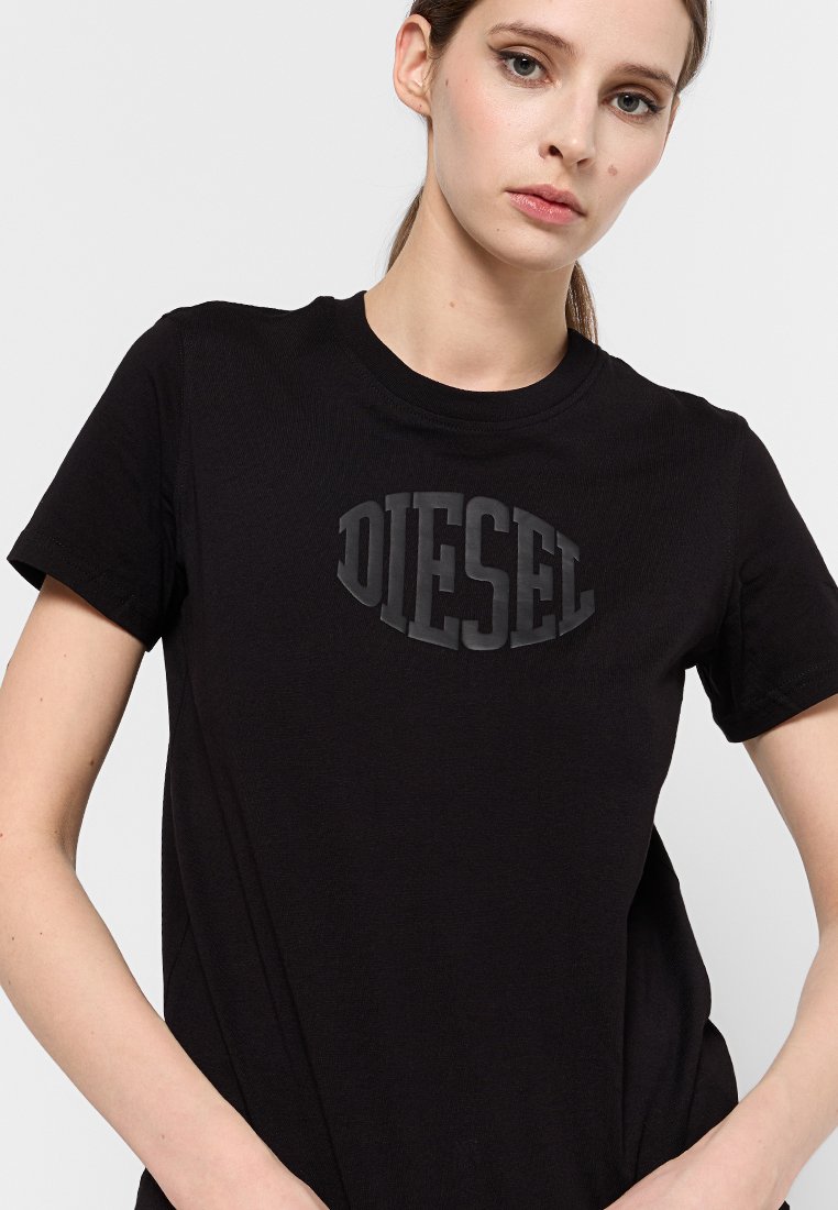 T-shirt in cotone nero con scollatura rotonda e maniche corte, caratterizzata da un logo "DIESEL" in rilievo di colore grigio scuro sul davanti.