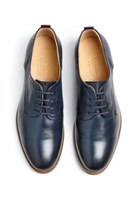 Scarpe eleganti in pelle blu con finitura liscia, punta rotonda e chiusura a lacci con quattro occhielli. La suola marrone aggiunge contrasto e dettaglio.