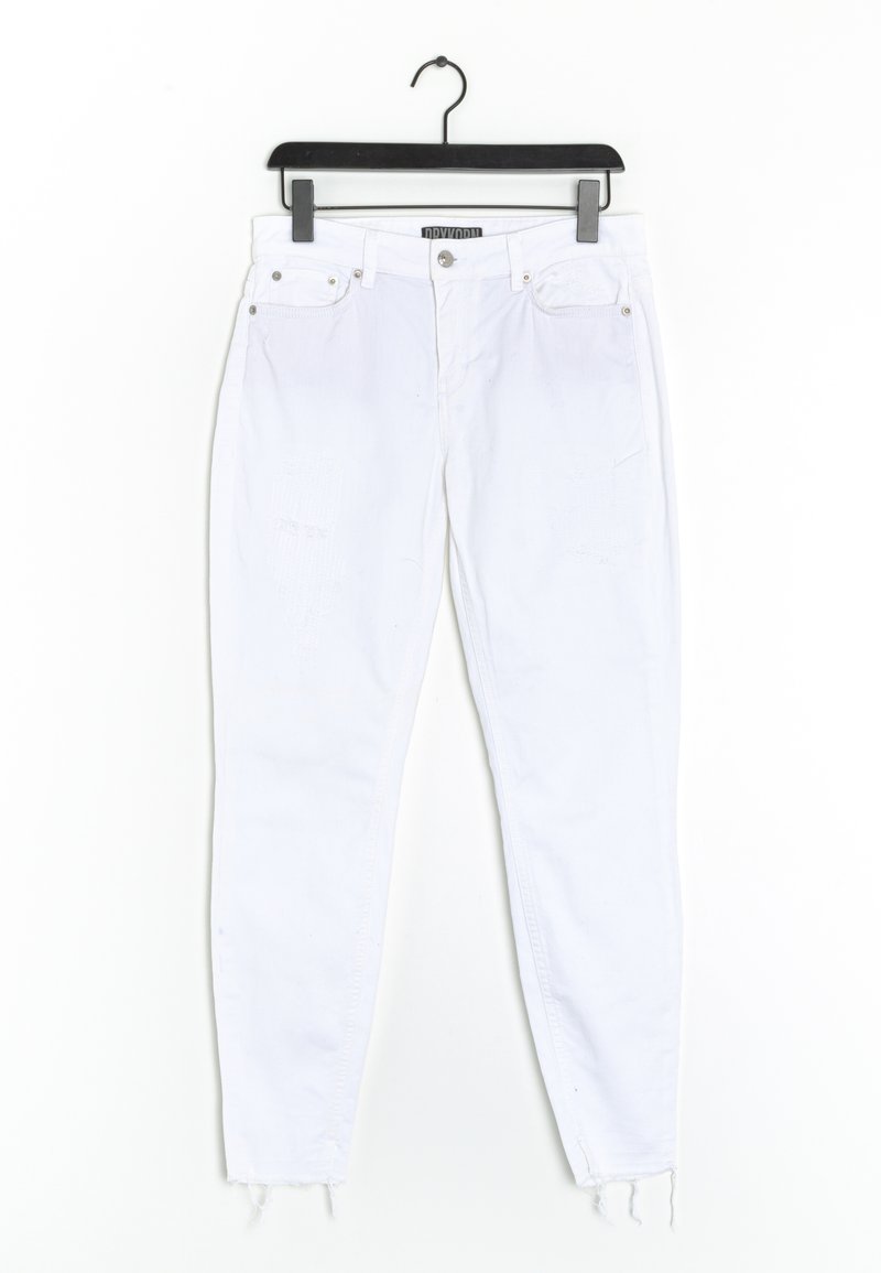 Vaqueros de denim blanco con un ajuste skinny, que presentan detalles desgastados y dobladillos deshilachados. Diseño de cinco bolsillos con acentos de herrajes metálicos.