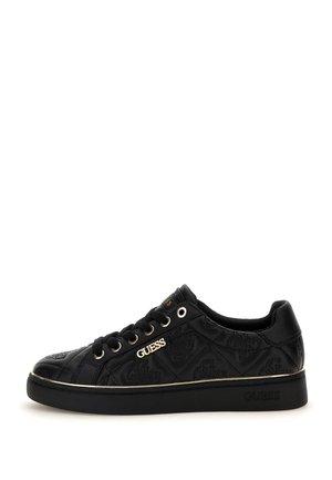 Sort lavtop sneaker med quiltet mønster, gyldent "GUESS" logo på siden, sorte snørebånd og en tyk sort sål med diskret guldkant.