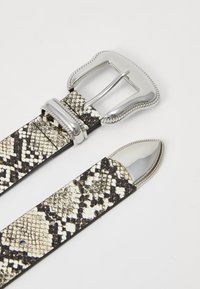 Ceinture en cuir à motif python, dotée d'une boucle rectangulaire en argent brillant et d'une pointe avec un détail décoratif en argent.