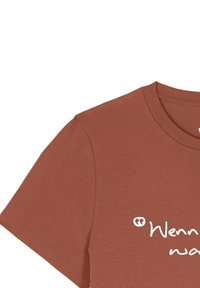 Rostfarbendes T-Shirt mit kurzen Ärmeln, runder Ausschnitt und weißem Text auf der Vorderseite. Aus einem weichen, strukturierten Stoff gefertigt.