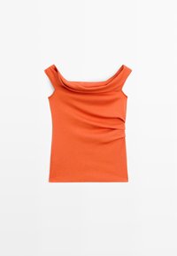 Brandrote Bluse mit schulterfreiem Ausschnitt, aus weichem Stoff gefertigt, mit drapierten Details und Raffungen an den Seiten für einen figurbetonten Look.