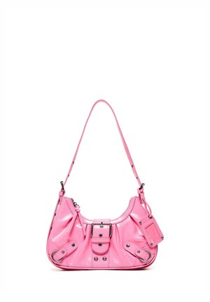 Ružová kožená kabelka cez rameno so zapínaním na pracku vpredu, nastaviteľným pásikom a dekoratívnymi štítkami, zobrazená na bielom pozadí.