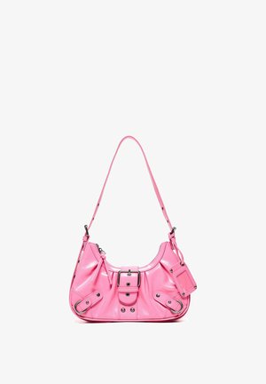 Geantă roz din piele cu curea de umăr, cataramă în față, curea reglabilă și etichete decorative, prezentată pe fundal alb.