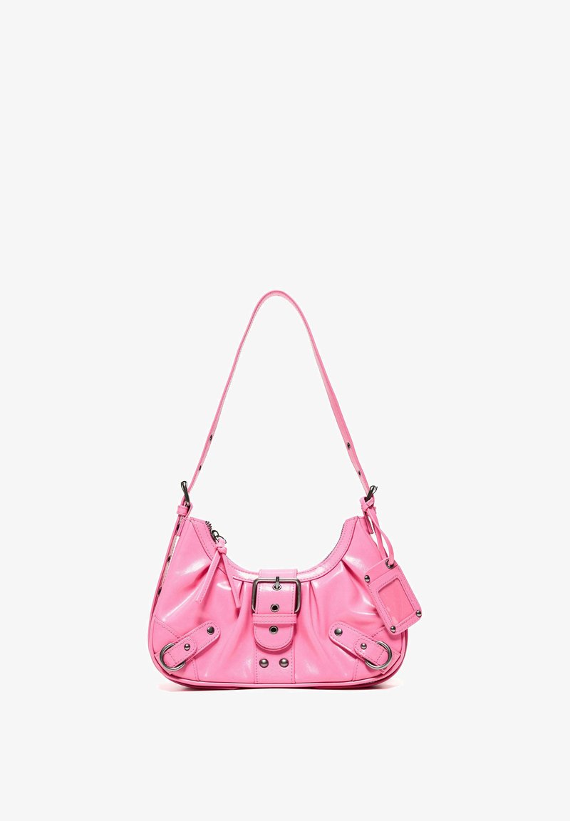 Lyserød læder skuldertaske med spænde foran, justerbar rem og dekorative mærker, vist på hvid baggrund.