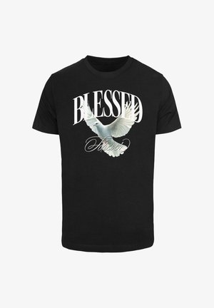 Musträp musta t-särk, millel on valge tekst "BLESSED" ja tuvi graafika, all pool asub sõna "Forever" script-tähestikus. Klassikaline lühikeste varrukatega disain.