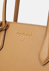 Michael Kors MARILYN TOTE - Pirkinių krepšys - pale peanut