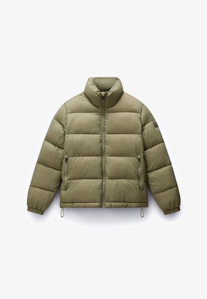 Olivegrüne Pufferjacke mit Reißverschluss vorne, hohem Kragen, gestepptem Muster und elastischen Bündchen mit Kordelzügen am Saum.