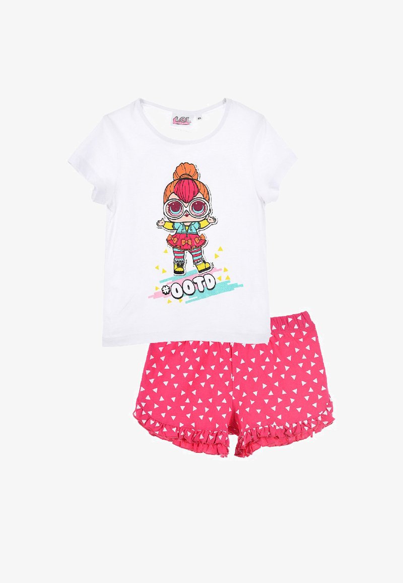 Weißes Baumwoll-T-Shirt mit buntem Charaktergrafik und "OOTD"-Text, kombiniert mit rosa Shorts mit weißen dreieckigen Mustern und Rüsche am Saum.