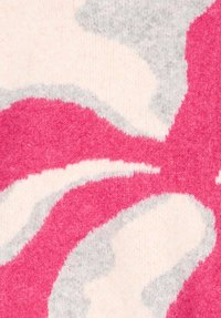 Nahaufnahme von weichem Stoff, der ein abstraktes, gewelltes Muster in Rosa, Weiß und Hellgrau zeigt.