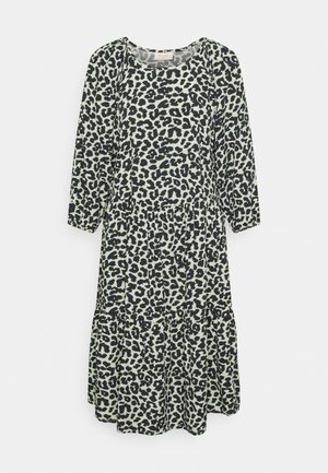 Abito con stampa leopardata in verde chiaro e nero, maniche lunghe, scollo tondo, gonna a balze con tessuto morbido e superficie leggermente testurizzata.