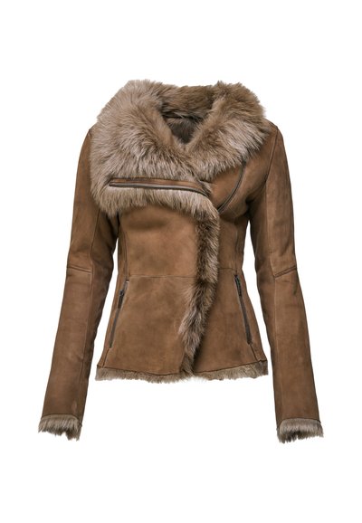 Veste en daim marron avec grand col en fourrure duveteuse, fermeture éclair asymétrique à l'avant et bordure en fourrure aux poignets et à l'ourlet.