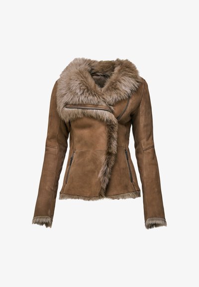 Veste en daim marron avec grand col en fourrure duveteuse, fermeture éclair asymétrique à l'avant et bordure en fourrure aux poignets et à l'ourlet.