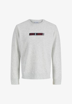 Sweat-shirt gris clair à manches longues avec poignets et ourlet côtelés, avec un logo "JACK & JONES" noir et rouge centré sur la poitrine.