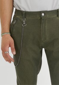 YOUNG POETS Chino kalhoty - dark green