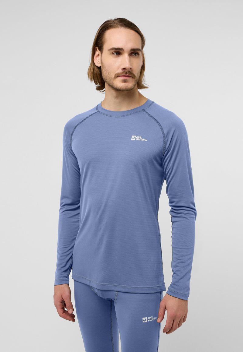 Langärmliges blaues Performance-Shirt mit rundem Halsausschnitt und Raglanärmeln; verfügt über gestickte Details und ein kleines Logo auf der Brust.