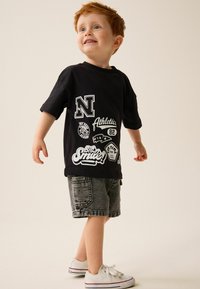 Next SHORT SLEEVE VARSITY  REGULAR FIT - Triko s potiskem - black badges