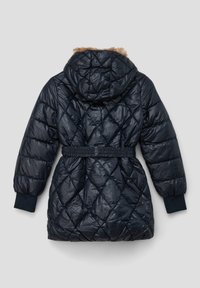 Marineblauwe gequiltte jas met capuchon en nepbontafwerking, taille die zich aansnoert, en ribgebreide manchetten. Glad, glanzend materiaal met een ruitpatroon.