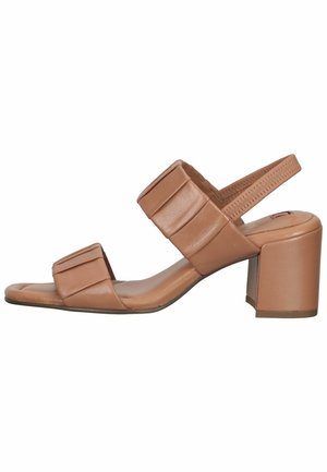 Tan læder sandal med åben tå, to brede stropper foran, elastisk slingback og chunky blokhæl i mellem højden.