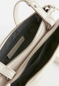 Next SMALL REGULAR FIT - Geantă crossbody - bone