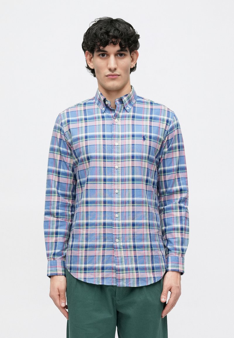 Πουκάμισο με μακριά μανίκια σε καρό σχέδιο σε μπλε, ροζ κ�αι πράσινες αποχρώσεις, διαθέτει γιακά με κουμπιά και μικρό κεντημένο λογότυπο στο στήθος.