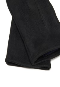 Schwarze Wildlederhandschuhe mit gestickten dekorativen Linien auf der Rückseite, auf einem weißen Hintergrund überlappend gezeigt.