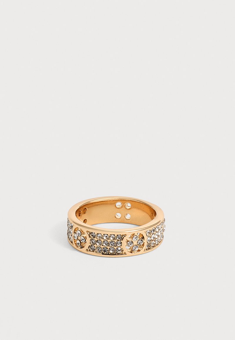 Bague en or avec plusieurs petits cristaux clairs incrustés dans des motifs circulaires et rectangulaires autour de l'anneau sur un fond clair uni.