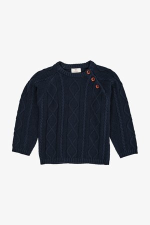 Mørkeblå strikkegenser med teksturerte kabelmønstre, ribbestrikket hals og tre trekknapper på venstre skulder.