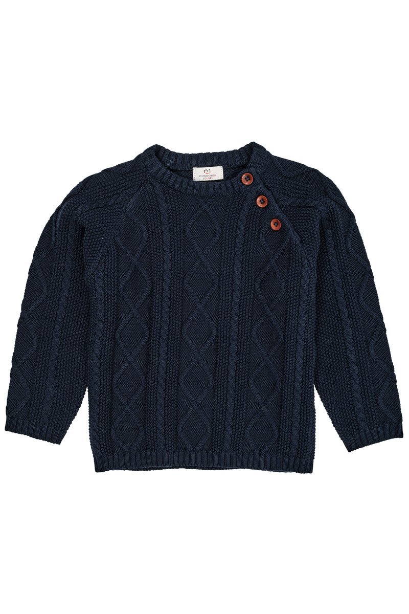 Maglione lavorato a maglia blu navy con motivi a trecce texture, un colletto a coste e tre bottoni in legno sulla spalla sinistra.