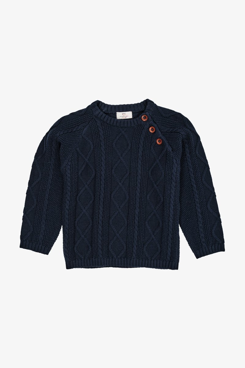 Maglione lavorato a maglia blu navy con motivi a trecce texture, un colletto a coste e tre bottoni in legno sulla spalla sinistra.