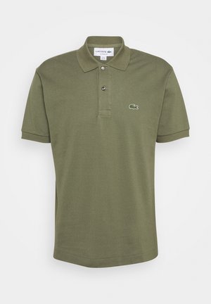 Polo shirt verde oliva, maniche corte, con patta a due bottoni, colletto a costine, presenta il logo Lacoste ricamato sul petto sinistro. Materiale in cotone.