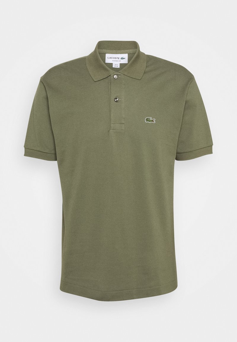 Olívovo zelená polo košeľa, krátke rukávy, dvojgombíková légou, rebrovaný golier, s vyšitým logom Lacoste na ľavej hrudi. Bavlnený materiál.