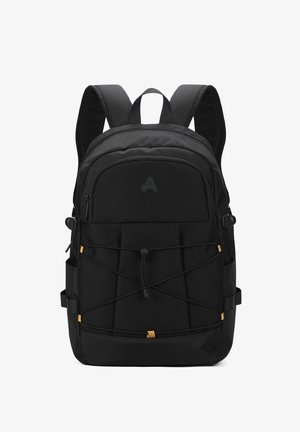 Zaino nero realizzato in tessuto testurizzato, con fronte imbottito, scomparti con zip, dettagli con cordino elastico e spallacci regolabili.