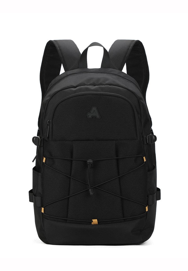 Zaino nero realizzato in tessuto testurizzato, con fronte imbottito, scomparti con zip, dettagli con cordino elastico e spallacci regolabili.