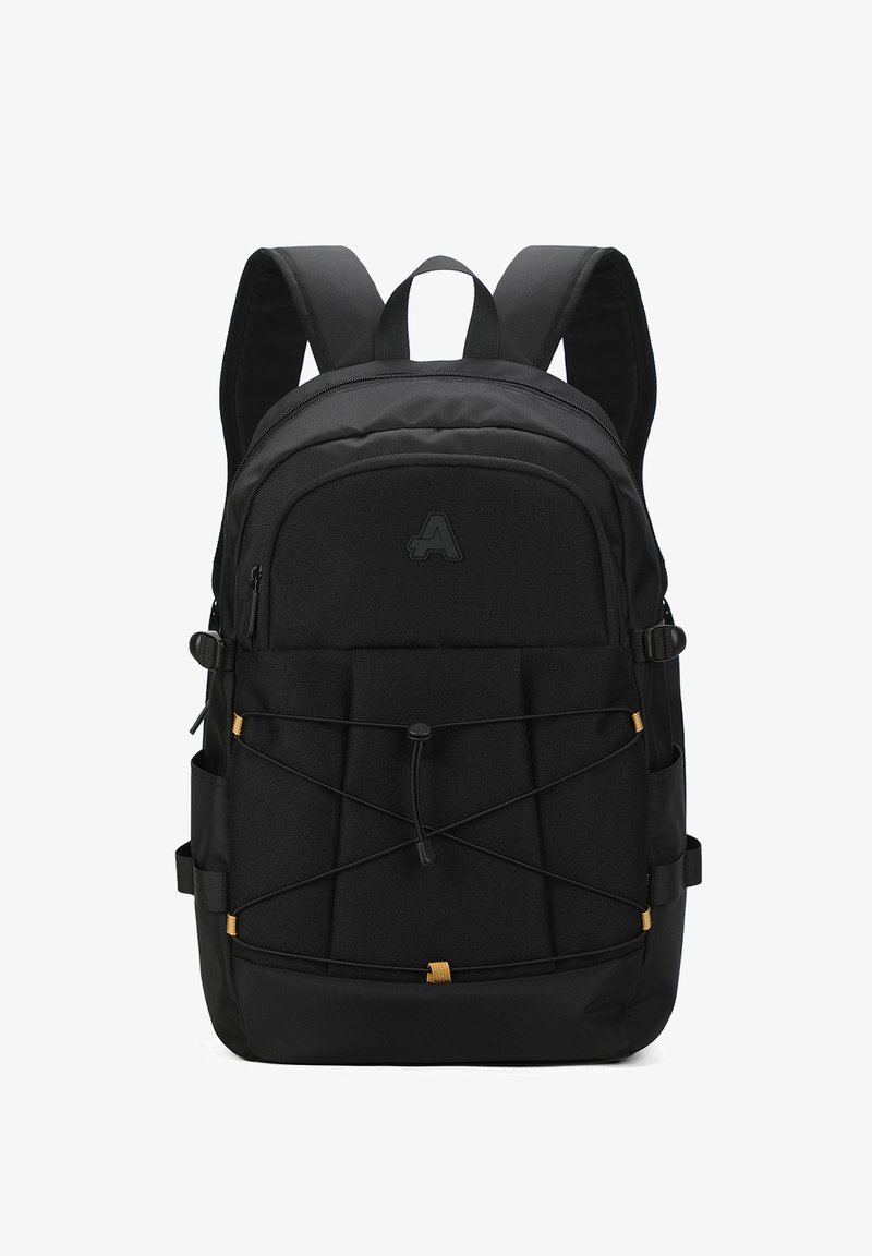 Zaino nero realizzato in tessuto testurizzato, con fronte imbottito, scomparti con zip, dettagli con cordino elastico e spallacci regolabili.