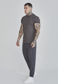 SIKSILK MUSCLE FIT - Základné tričko - grey