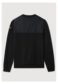 Sweat-shirt noir à manches longues avec poignets et ourlet côtelés, empiècement en nylon sur le haut du dos, et petite pièce avec logo sur la manche gauche.