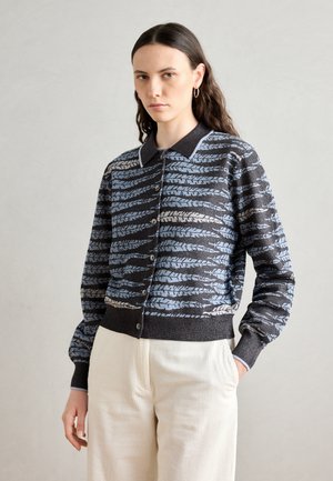 Cardigan lavorato a maglia con base nera, caratterizzato da motivi di foglie blu e argento. Ha un collo a collare e polsini e orlo a coste.