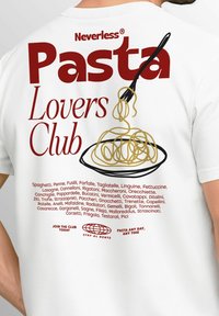 Weißes T-Shirt mit fettem roten Text "Pasta Lovers Club." Design umfasst eine Gabel und einen Teller mit goldenem Spaghetti. Kulinarische Begriffe sind darunter aufgelistet.