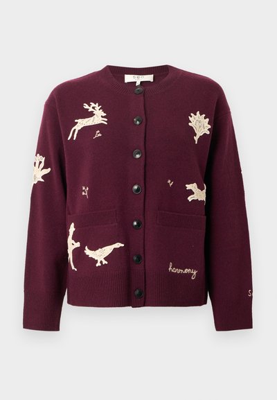 Bordeaux gestrickte Strickjacke mit schwarzen Knöpfen, versehen mit cremefarbenen gestickten Tieren und Pflanzen. Zwei Fronttaschen sind enthalten.