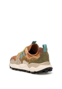 Sneakers caratterizzati da una combinazione di materiali testurizzati in tonalità beige, verde oliva e giallo, con una suola imbottita e accenti decorativi.