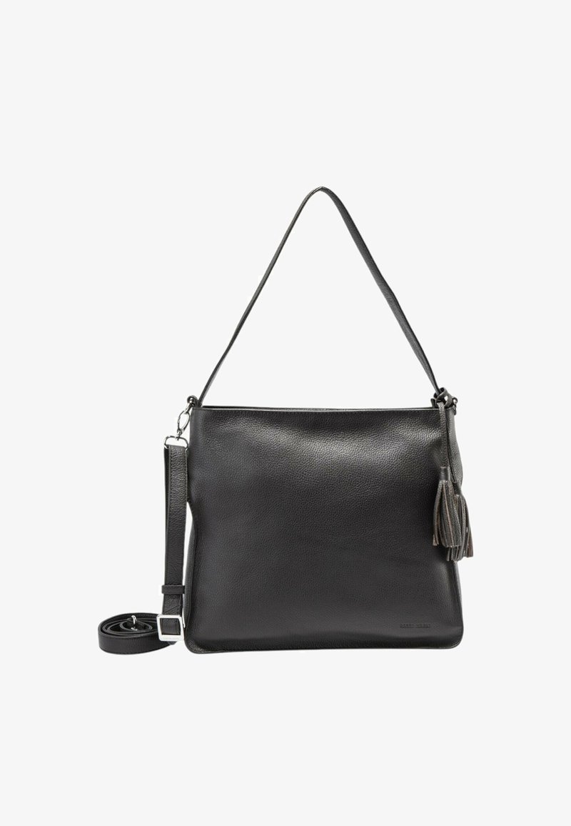 Czarna skórzana torebka z teksturowanym wykończeniem, długim regulowanym paskiem oraz dekoracyjnym frędzlem z boku. Prosty, nowoczesny design.