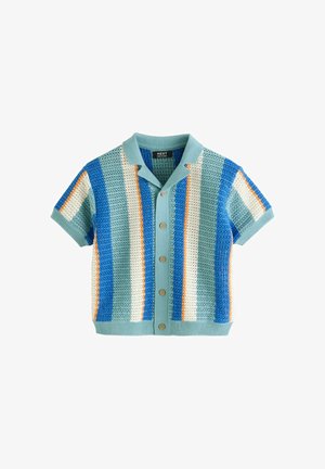 Cardigan en tricot à manches courtes avec des rayures verticales bleu, sarcelle, blanc et orange, et des boutons en bois sur le devant.