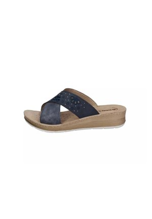 Sandalo blu navy slip-on con cinturini incrociati con intagli floreali, sottopiede imbottito color sabbia e tacco basso a zeppa in legno con suola bianca.