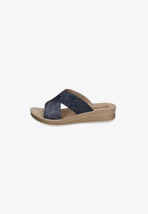 Sandalo blu navy slip-on con cinturini incrociati con intagli floreali, sottopiede imbottito color sabbia e tacco basso a zeppa in legno con suola bianca.