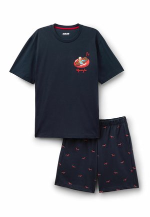 Ensemble de pyjama bleu marine avec un chien endormi sur une bouée rouge sur le t-shirt et de petits motifs rouges de chiens sur le short.