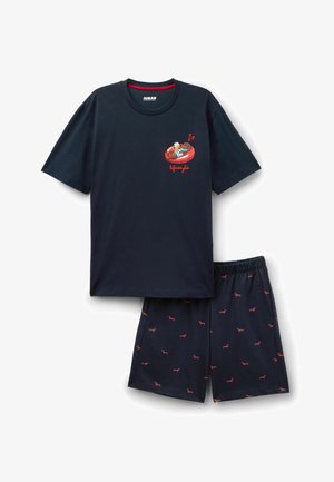 Ensemble de pyjama bleu marine avec un chien endormi sur une bouée rouge sur le t-shirt et de petits motifs rouges de chiens sur le short.