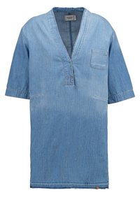Denimmekko vaaleansinisellä värillä, V-pääntiellä, lyhyillä hihoilla, rintataskulla ja hieman löysällä istuvuudella. Yksityiskohtana repaleinen helma.